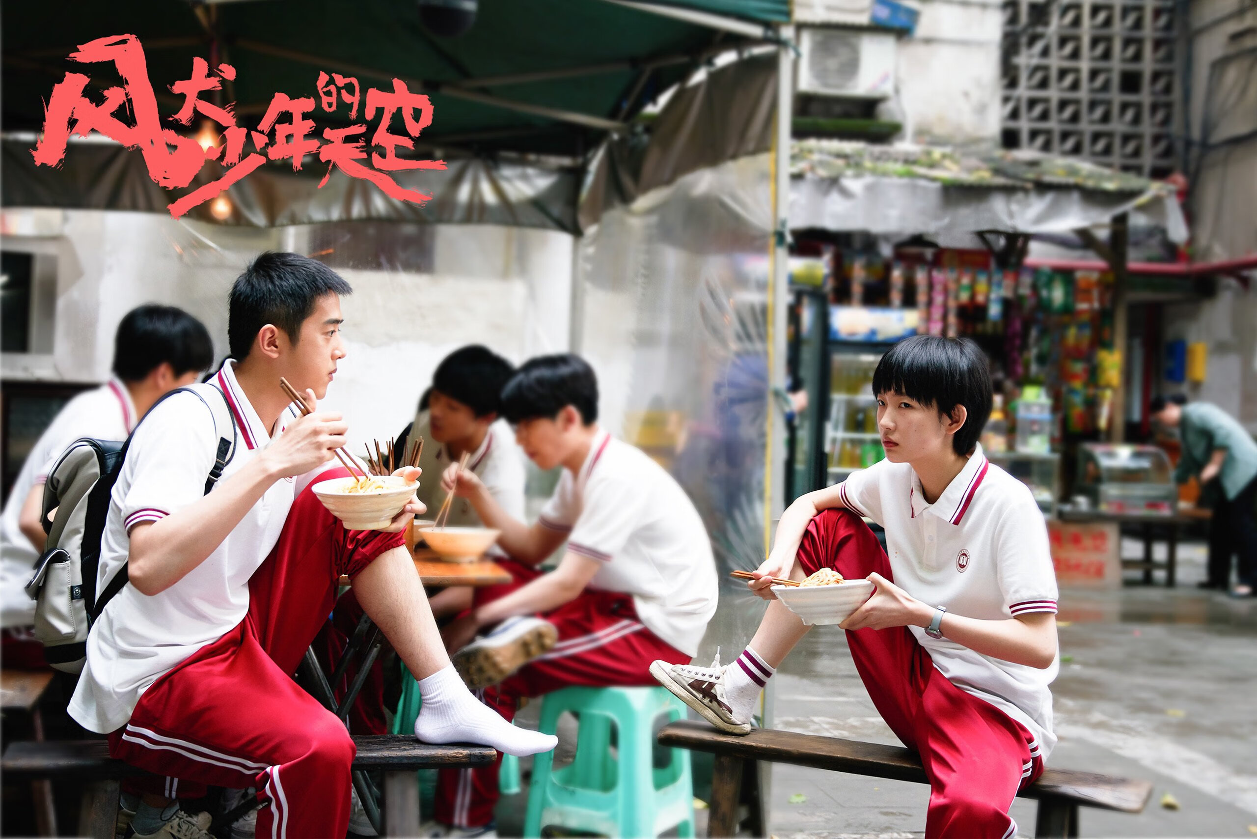 赛道风云，塞恩斯绝对统治下，哈斯车队毫厘之间险胜雷诺